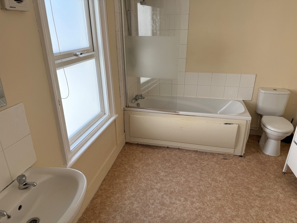 Lot: 37 - TERRACE HOUSE IN NEED OF UPDATING - Bathroom